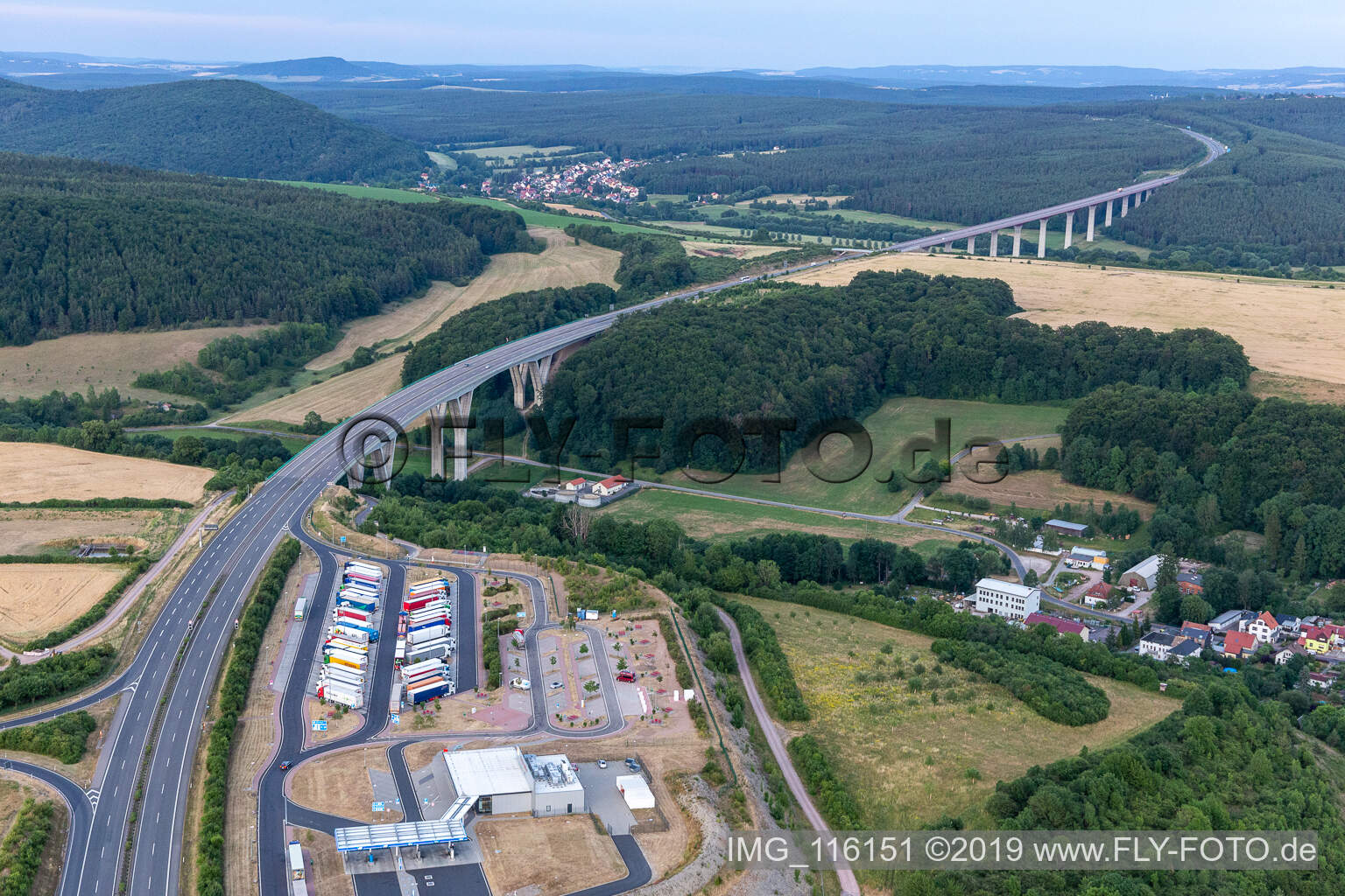 Vue aérienne de Tracé et voies le long du pont autoroutier de la vallée du BAB A71 à Geraberg à Geratal dans le département Thuringe, Allemagne