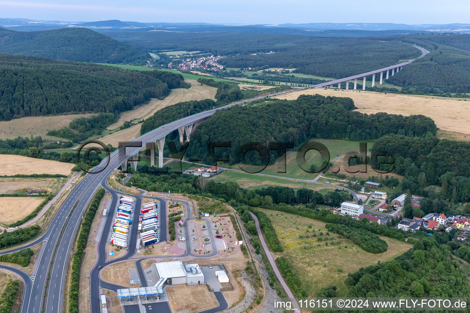 Vue aérienne de Tracé et voies le long de l'ouvrage d'art et viaduc du BAB A71 en Geraberg à le quartier Geraberg in Geratal dans le département Thuringe, Allemagne