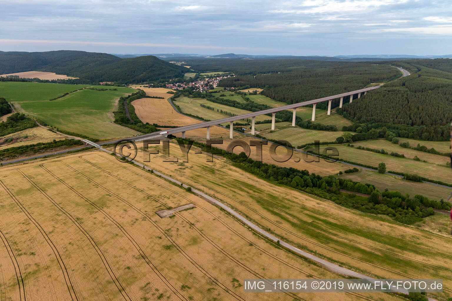 Vue aérienne de Pont de la vallée A71 sur le Zahme Gera à Martinroda dans le département Thuringe, Allemagne