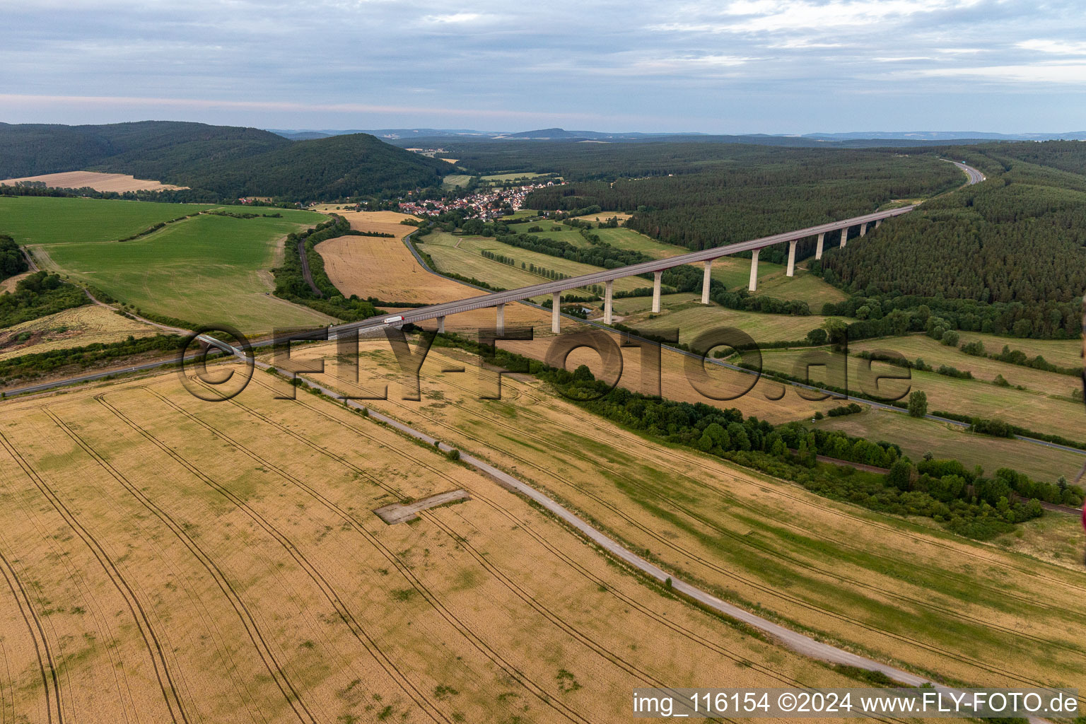 Vue aérienne de Pont de la vallée A71 sur le Zahme Gera à Martinroda dans le département Thuringe, Allemagne