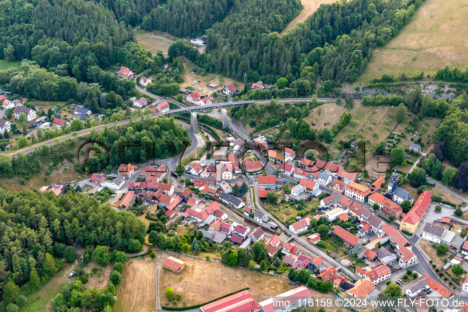 Vue aérienne de Structure de pont ferroviaire pour le tracé des voies ferrées à Angelroda dans le département Thuringe, Allemagne