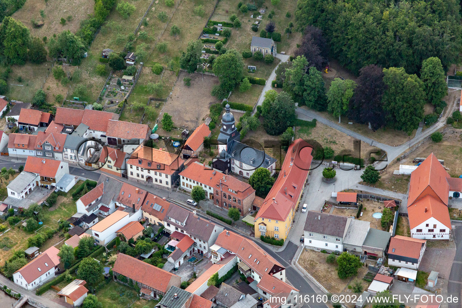 Vue aérienne de Bâtiment religieux au centre-ville à Angelroda dans le département Thuringe, Allemagne