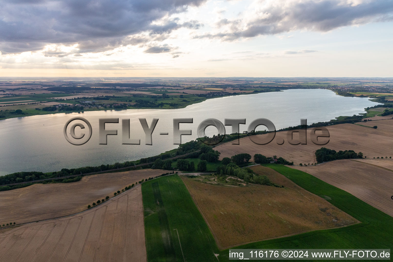 Vue aérienne de Lac Unterucker à Prenzlau dans le département Brandebourg, Allemagne