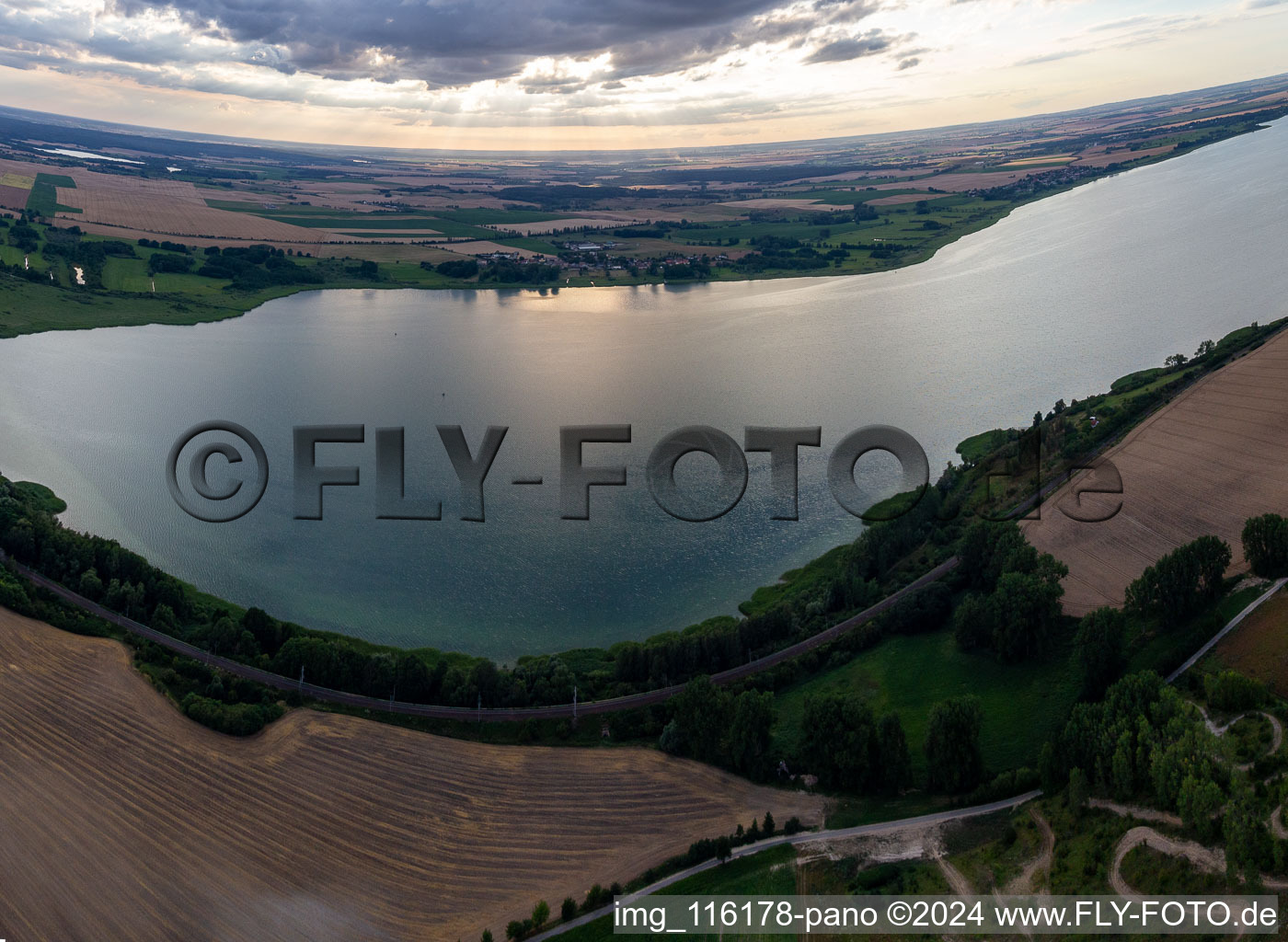 Vue aérienne de Lac Unterucker à Prenzlau dans le département Brandebourg, Allemagne