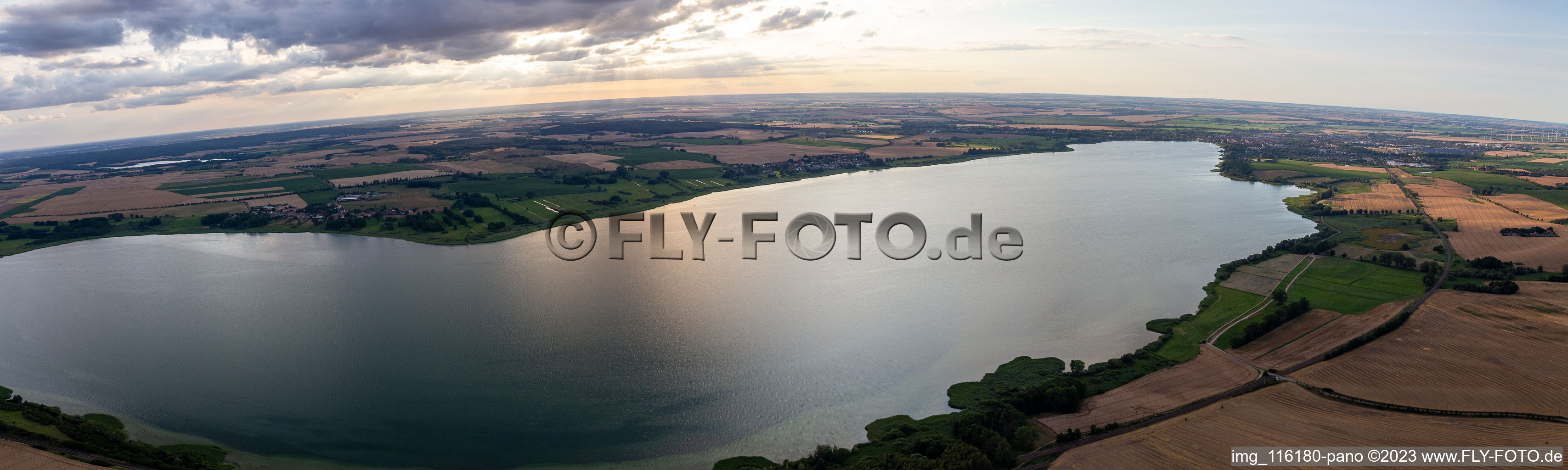 Vue aérienne de Panorama du lac Unteruckersee à Prenzlau dans le département Brandebourg, Allemagne