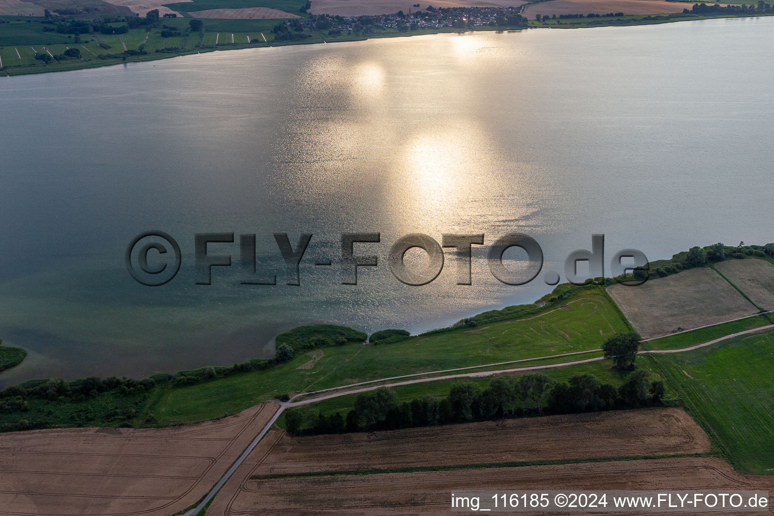 Vue aérienne de Piste cyclable sur le lac Unteruckersee à Prenzlau dans le département Brandebourg, Allemagne