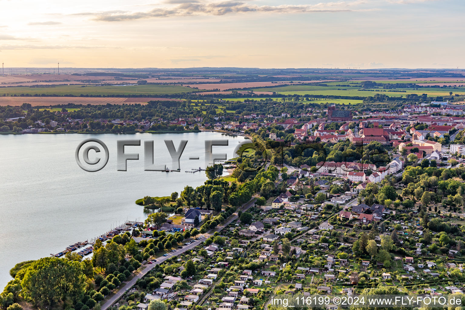 Vue aérienne de Zone riveraine Seebad Prenzlau sur le lac Unteruckersee à Prenzlau dans le département Brandebourg, Allemagne