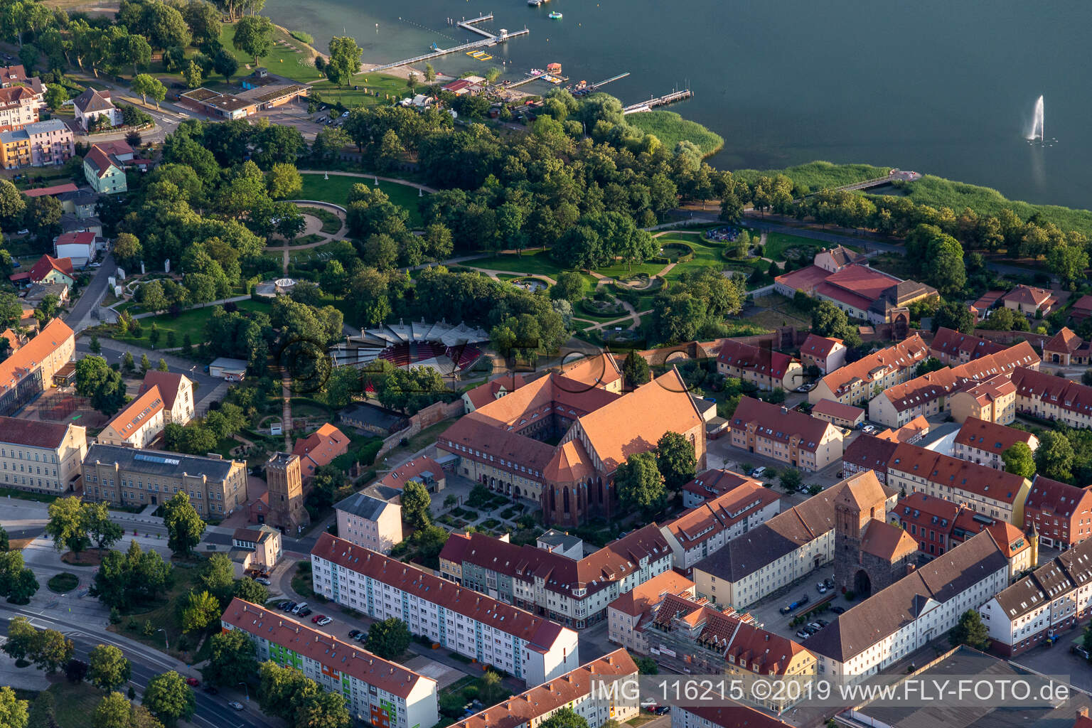 Vue aérienne de Ensemble immobilier de l'ancien monastère dominicain et musée actuel Prenzlau à Prenzlau dans le département Brandebourg, Allemagne