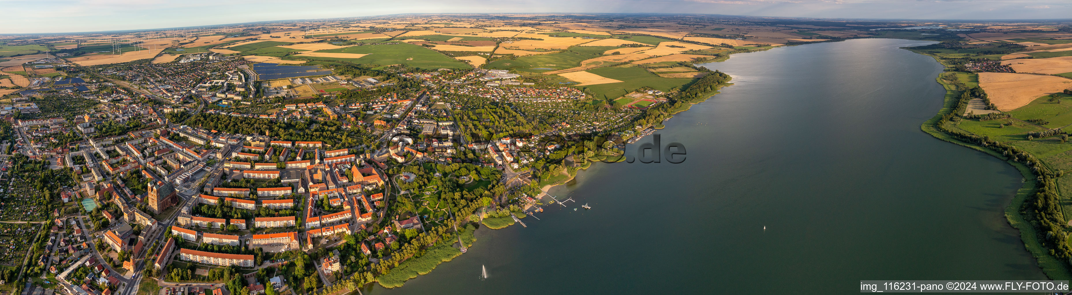 Vue aérienne de Perspective panoramique des rives du Seebad Prenzlau sur l'Unteruckersee à Prenzlau dans le département Brandebourg, Allemagne