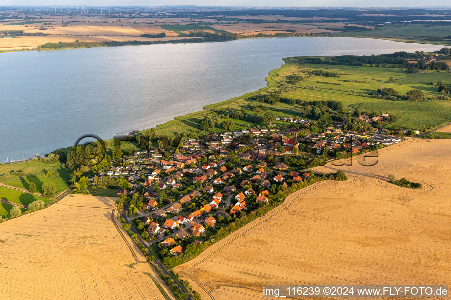 Vue aérienne de Zones riveraines du lac Unteruckersee à Röpersdorf à Nordwestuckermark dans le département Brandebourg, Allemagne