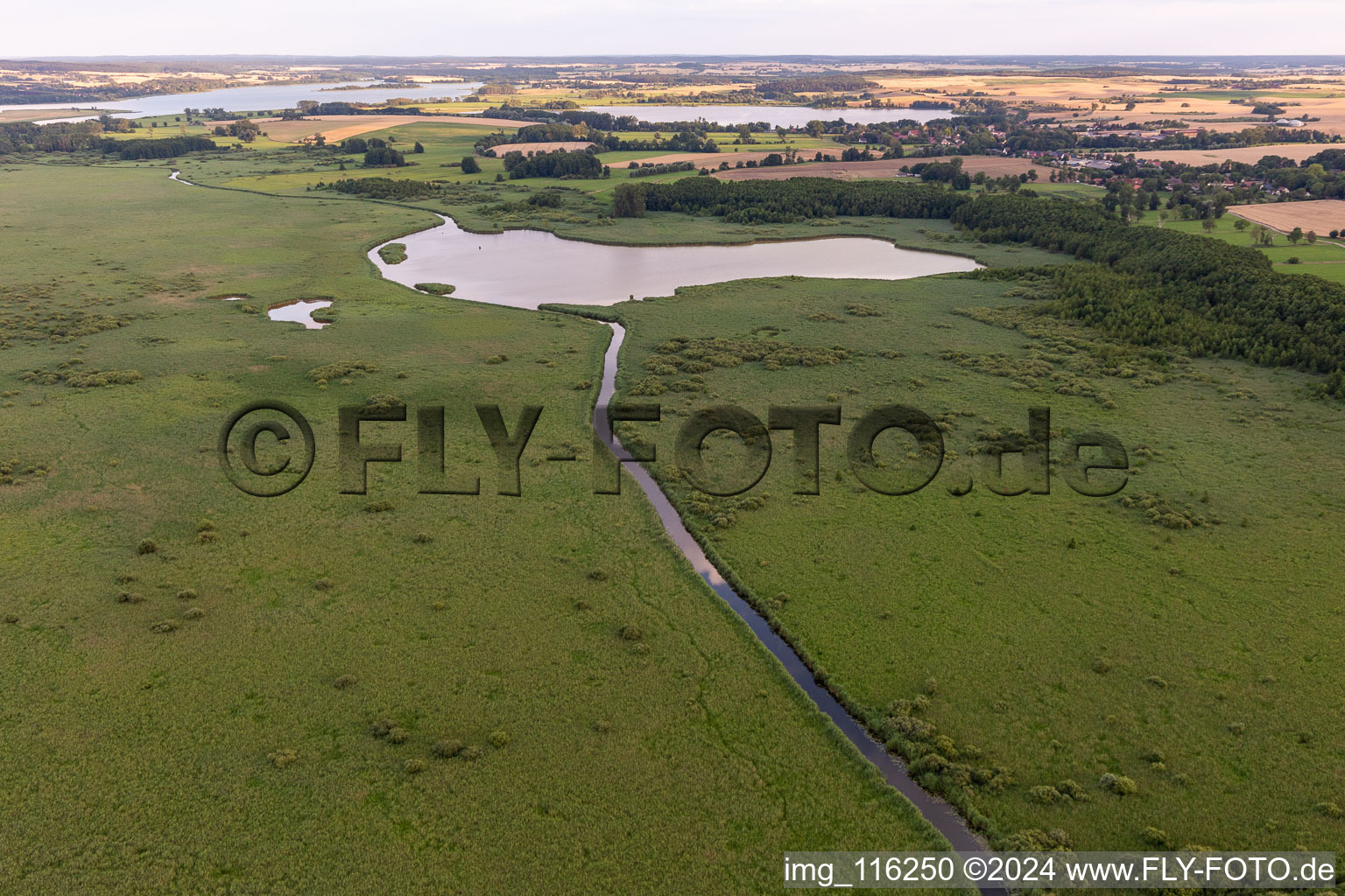 Vue aérienne de Möllensee sur le canal à Oberuckersee dans le département Brandebourg, Allemagne