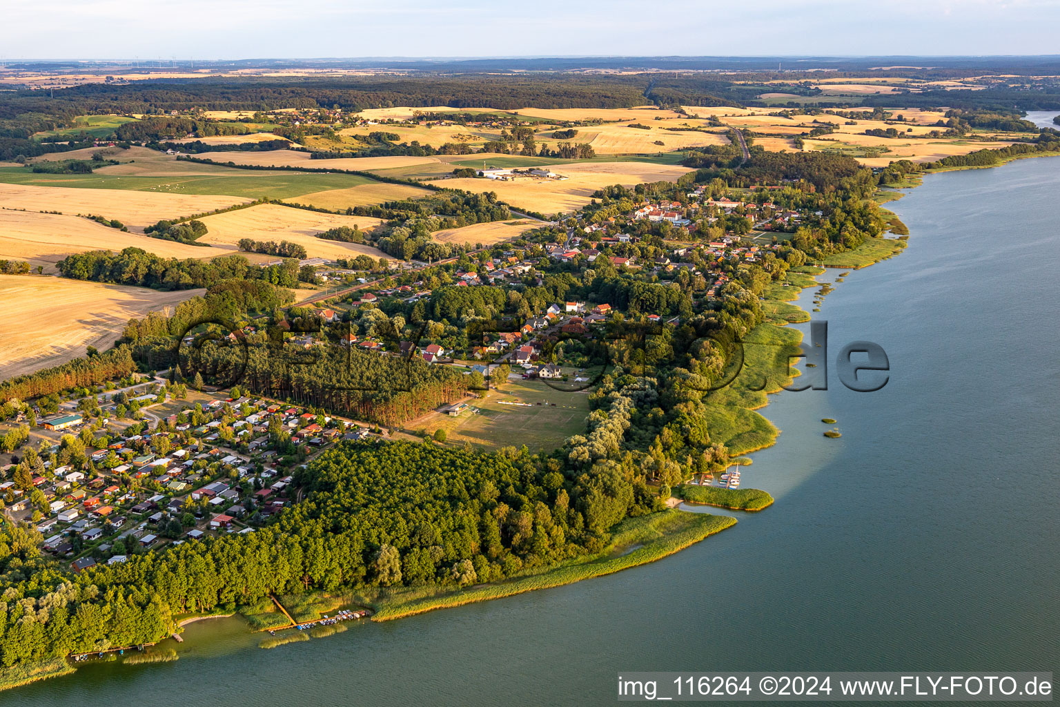 Vue aérienne de Règlement de la maison de vacances Warnitz sur Oberuckersee à le quartier Warnitz in Oberuckersee dans le département Brandebourg, Allemagne