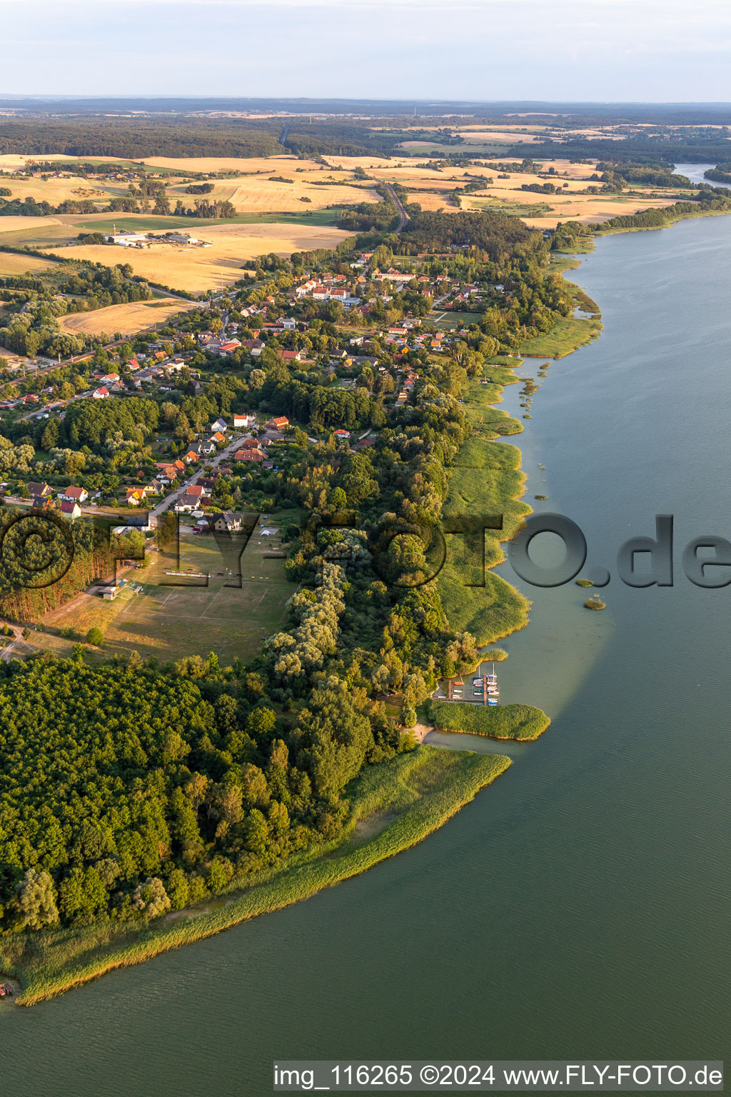 Vue aérienne de Quartier Warnitz in Oberuckersee dans le département Brandebourg, Allemagne