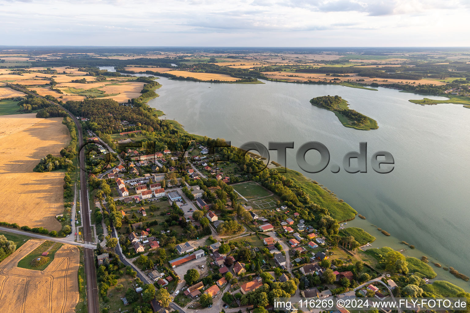 Vue aérienne de Zones riveraines sur la superficie du lac de Oberuckersee en Warnitz à le quartier Warnitz in Oberuckersee dans le département Brandebourg, Allemagne