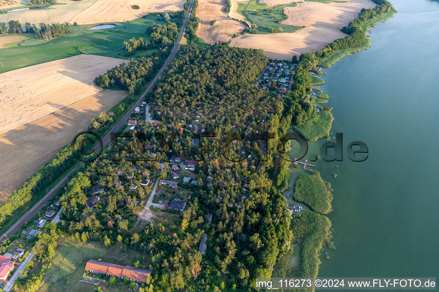 Vue aérienne de Camping sur Oberuckersee à le quartier Warnitz in Oberuckersee dans le département Brandebourg, Allemagne