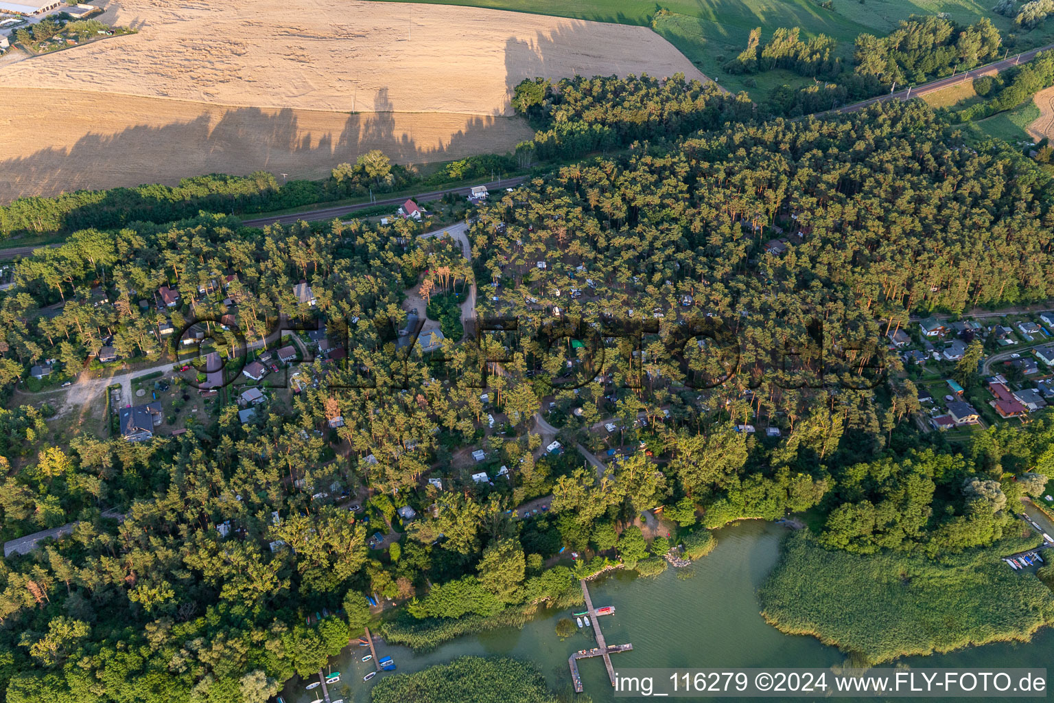 Vue aérienne de Camping sur Oberuckersee à le quartier Warnitz in Oberuckersee dans le département Brandebourg, Allemagne