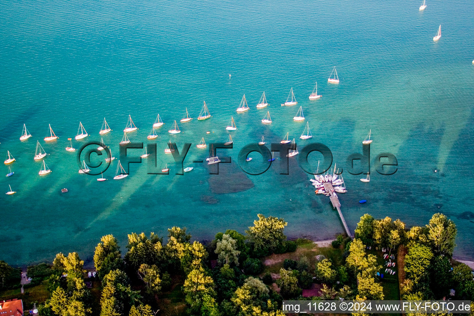 Vue aérienne de Marina avec amarrages pour bateaux de plaisance et amarrages pour bateaux au bord du lac de Constance à le quartier Litzelstetten in Konstanz dans le département Bade-Wurtemberg, Allemagne