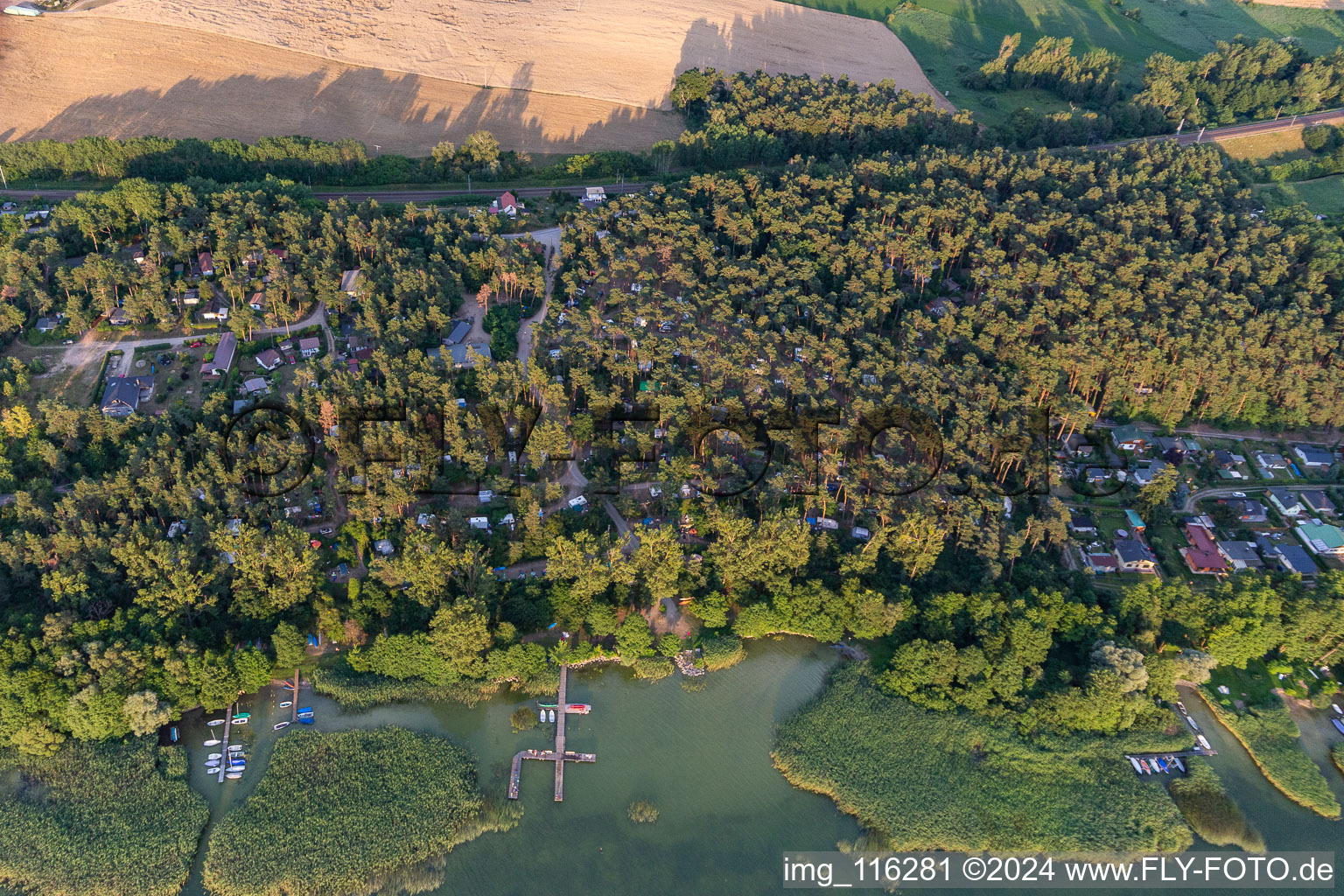 Vue aérienne de Camping au bord du lac Oberuckersee à le quartier Warnitz in Flieth-Stegelitz dans le département Brandebourg, Allemagne