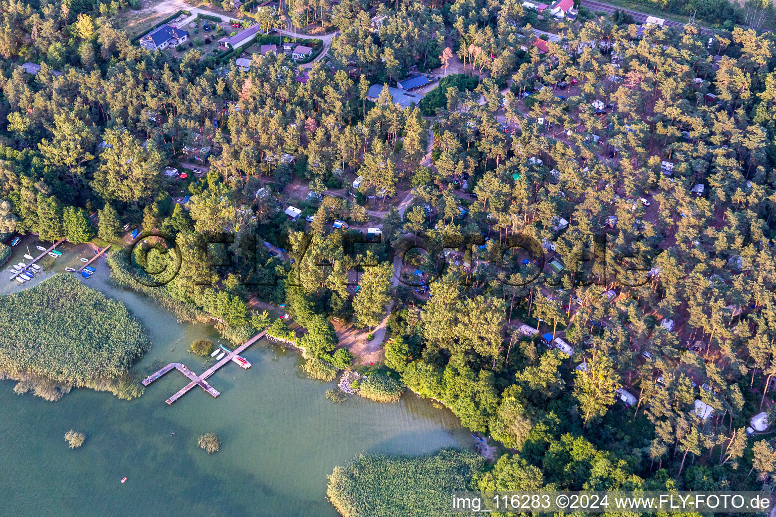 Vue aérienne de Amarres canoë et amarres sur la zone riveraine du camping sur Oberuckersee à le quartier Warnitz in Oberuckersee dans le département Brandebourg, Allemagne