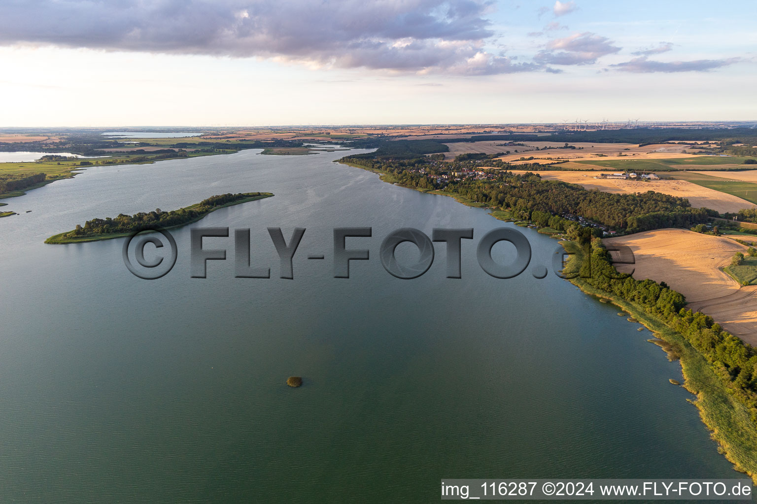 Vue oblique de Oberuckersee dans le département Brandebourg, Allemagne