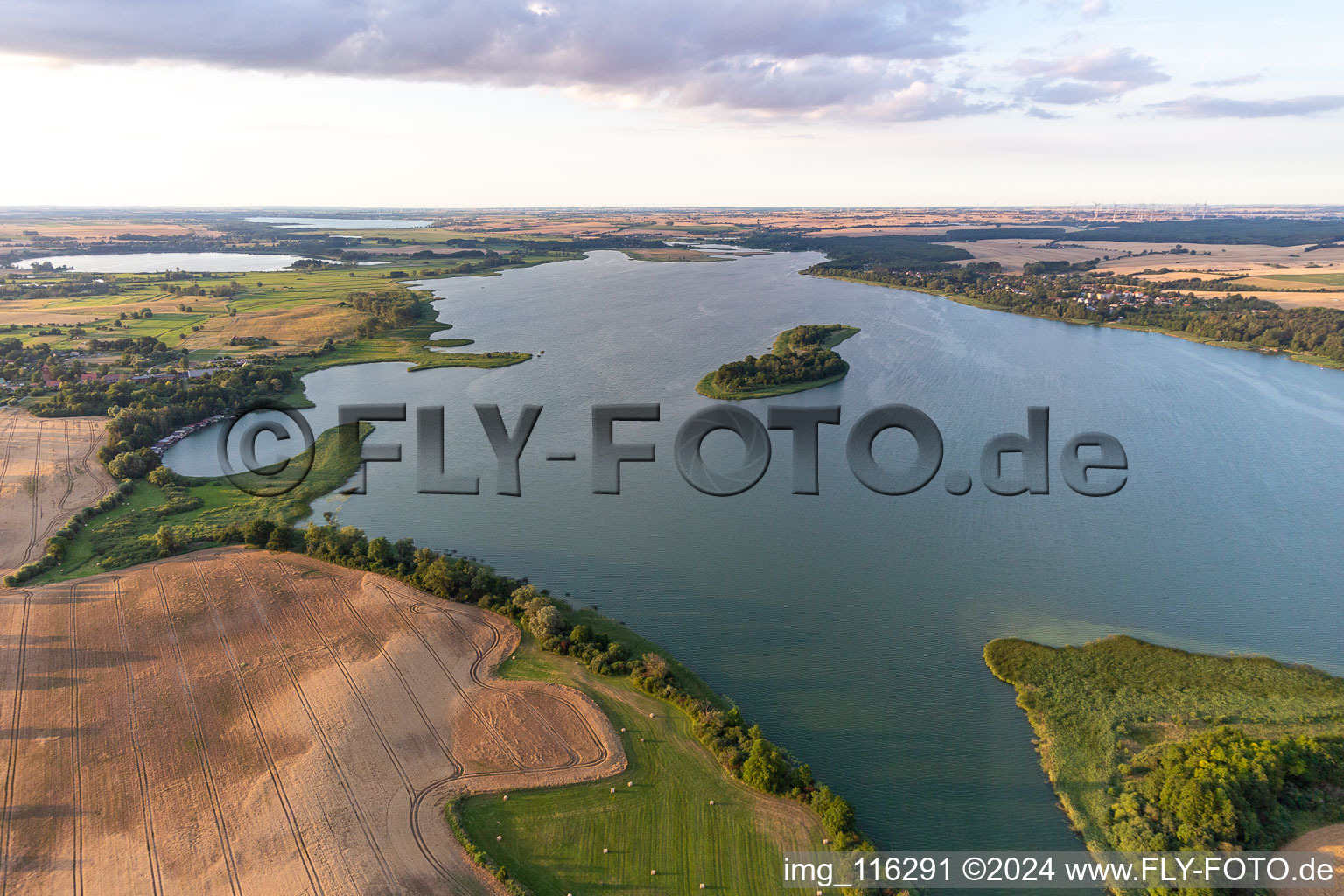 Vue aérienne de Zones côtières de l'île de See en Oberuckersee à Oberuckersee dans le département Brandebourg, Allemagne