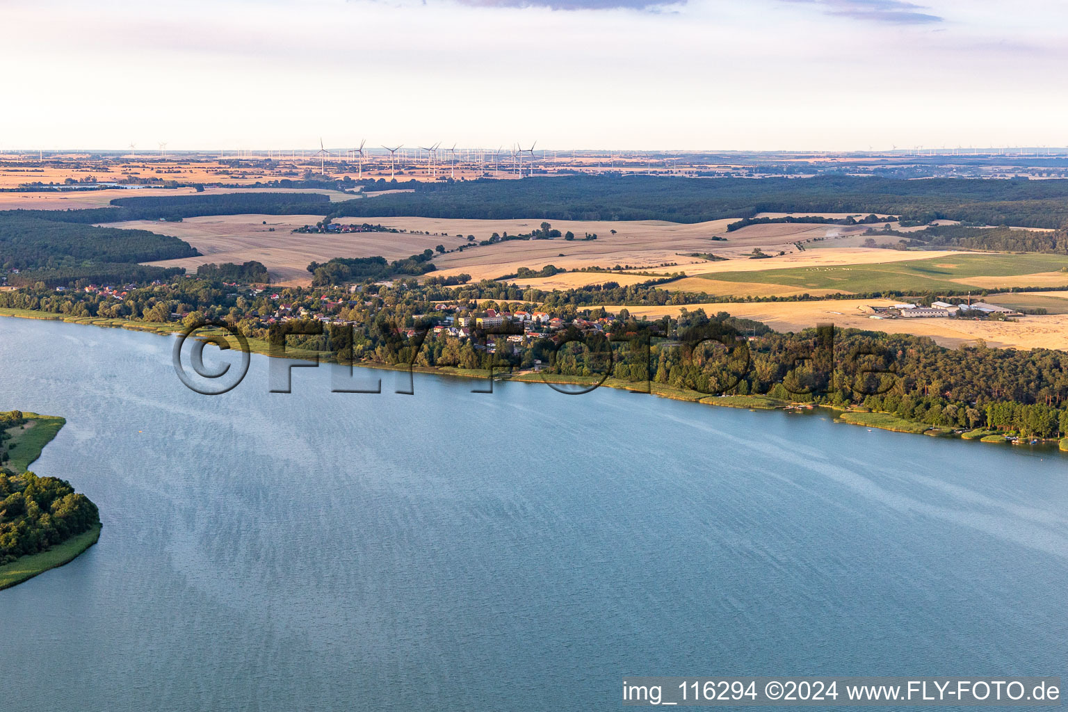 Oberuckersee dans le département Brandebourg, Allemagne depuis l'avion