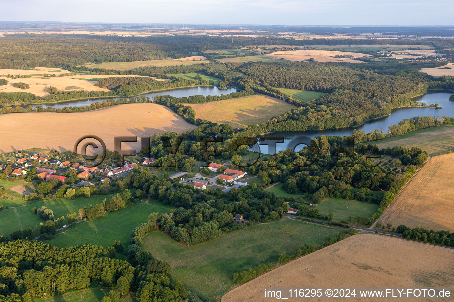 Vue aérienne de Bon Suckow à le quartier Suckow in Flieth-Stegelitz dans le département Brandebourg, Allemagne