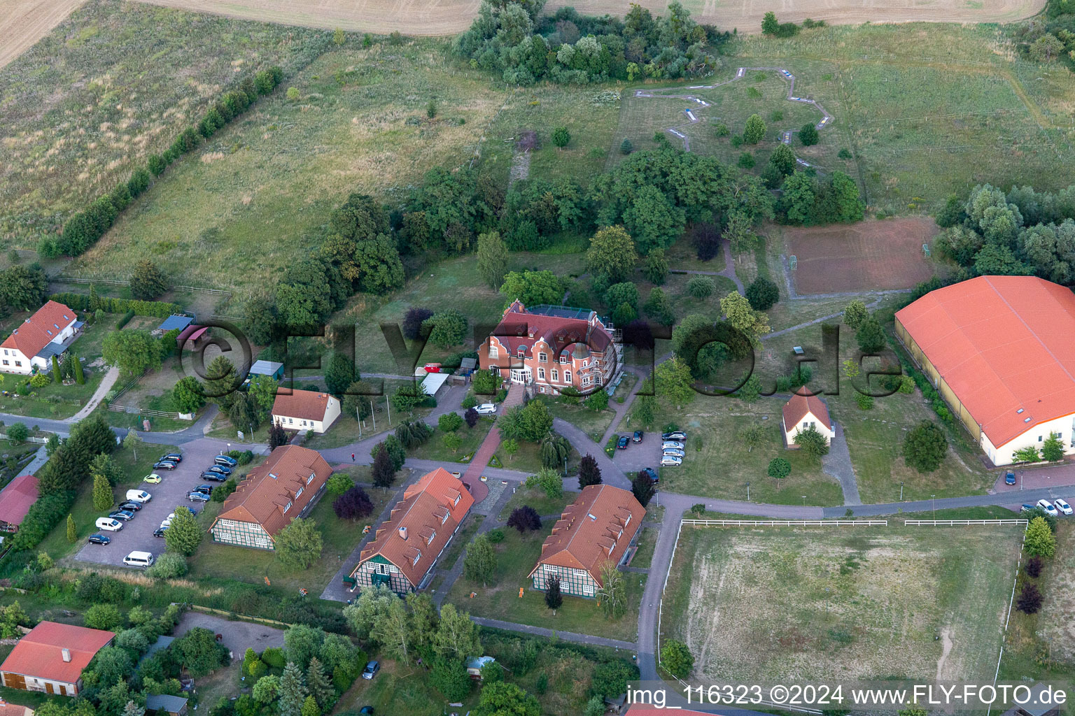 Vue aérienne de Château de Herrenstein, terre d'aventure hantée à le quartier Gerswalder Siedlung in Gerswalde dans le département Brandebourg, Allemagne