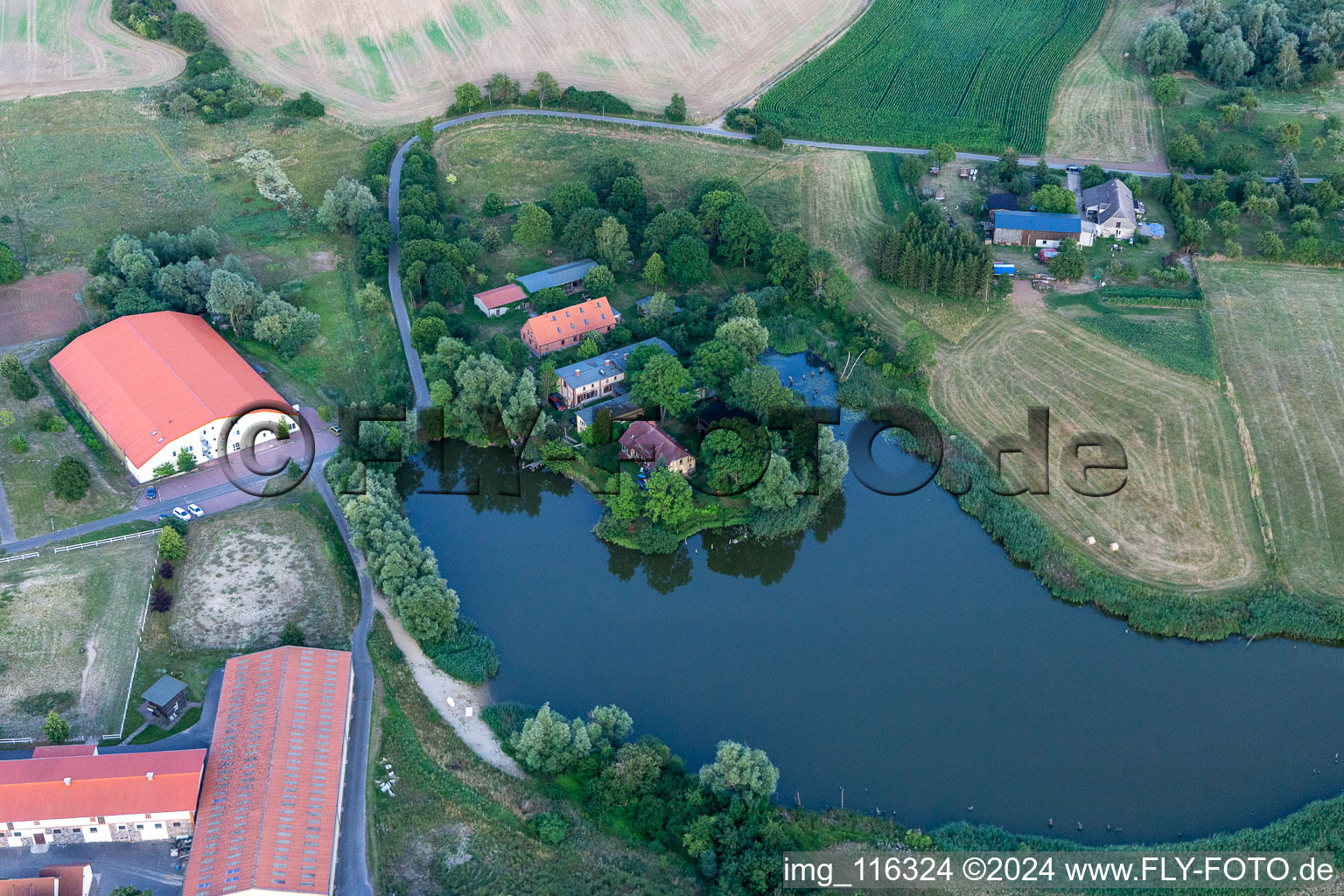 Vue aérienne de Château de Herrenstein, terre d'aventure hantée à le quartier Gerswalder Siedlung in Gerswalde dans le département Brandebourg, Allemagne