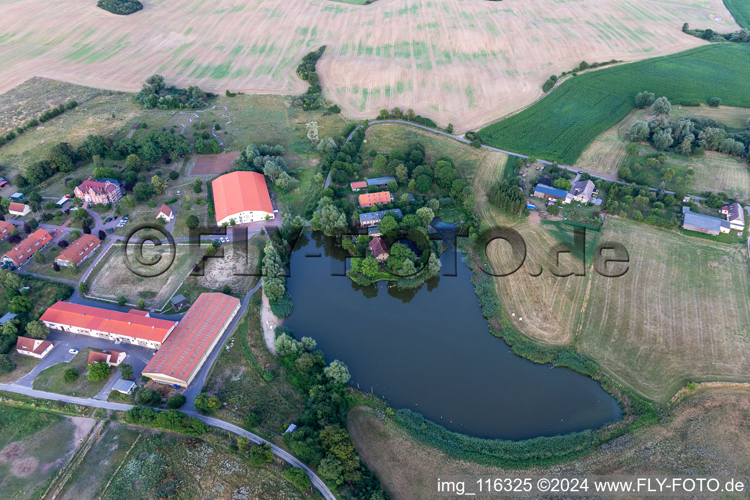 Photographie aérienne de Château de Herrenstein, terre d'aventure hantée à le quartier Gerswalder Siedlung in Gerswalde dans le département Brandebourg, Allemagne