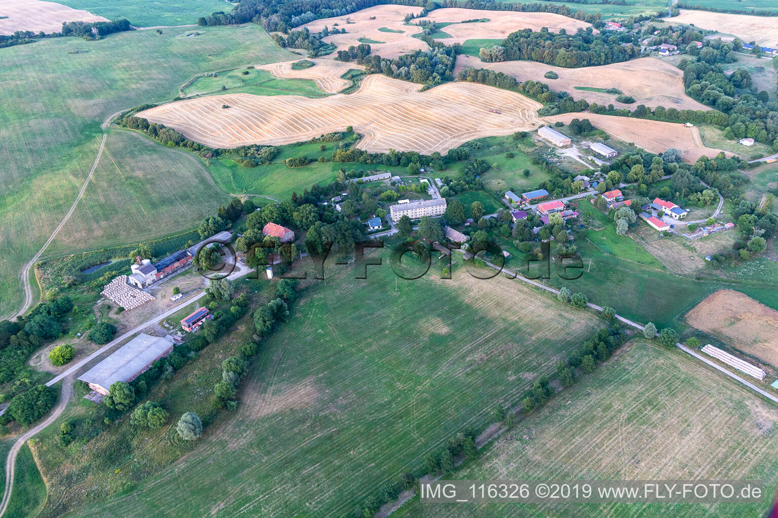 Vue aérienne de Neudorf à Gerswalde dans le département Brandebourg, Allemagne