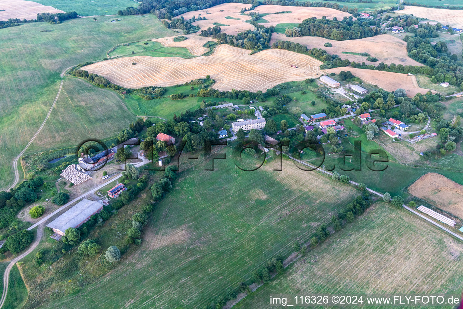 Vue aérienne de Neudorf à Gerswalde dans le département Brandebourg, Allemagne