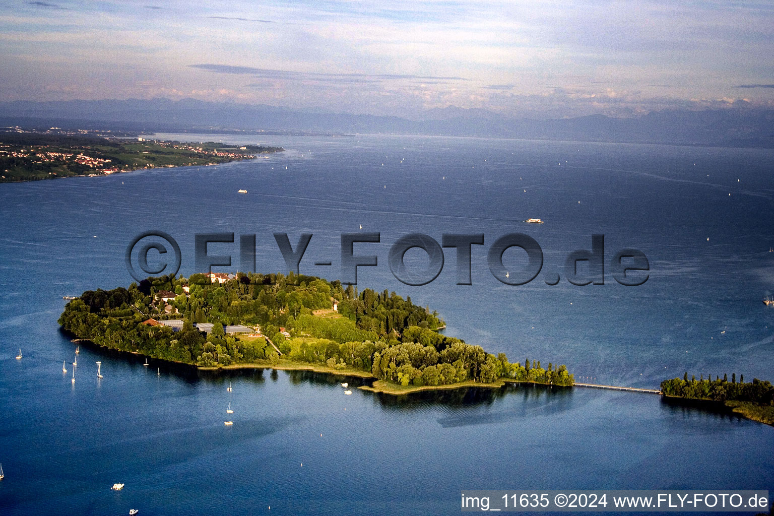 Vue aérienne de Île du lac Mainau au lac de Constance à Constance à Mainau dans le département Bade-Wurtemberg, Allemagne