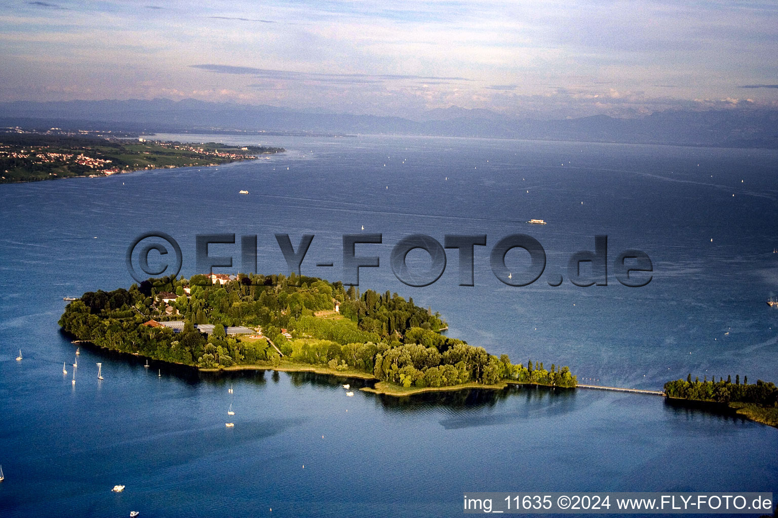 Vue aérienne de Île du lac Mainau au bord du lac de Constance à le quartier Litzelstetten in Konstanz dans le département Bade-Wurtemberg, Allemagne