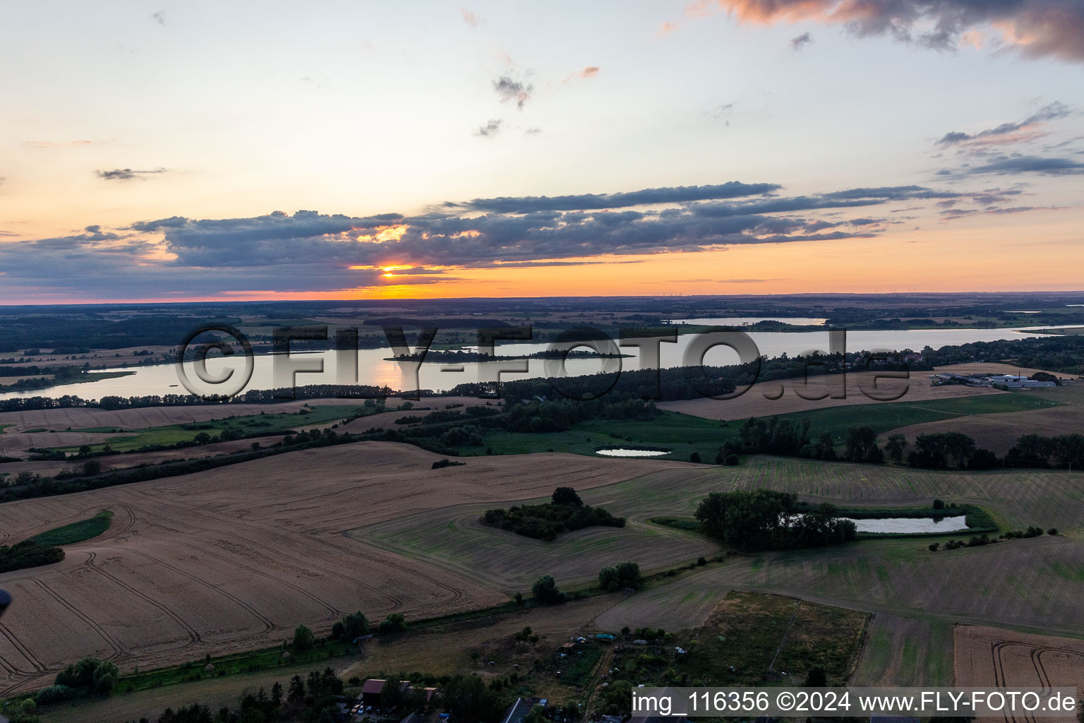 Oberuckersee dans le département Brandebourg, Allemagne du point de vue du drone