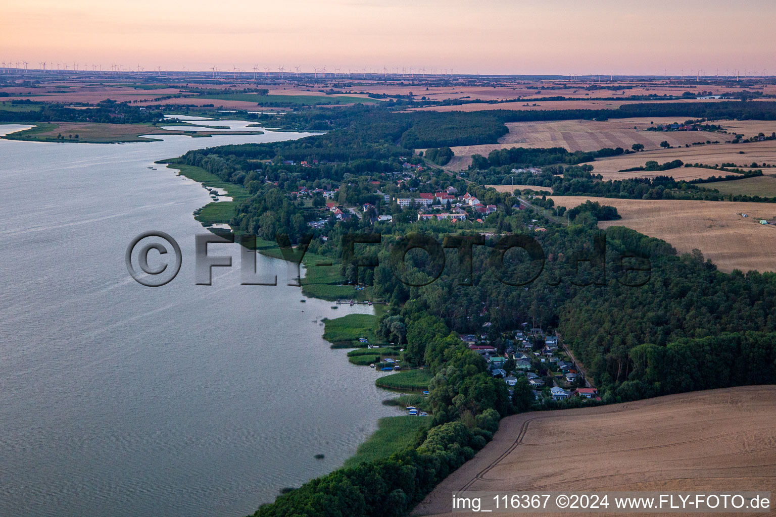 Oberuckersee dans le département Brandebourg, Allemagne vue d'en haut