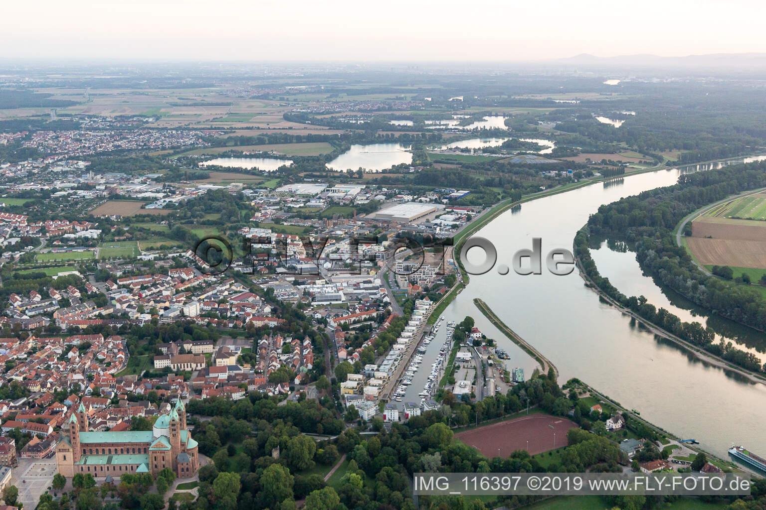 Vue aérienne de Bord du Rhin à Speyer dans le département Rhénanie-Palatinat, Allemagne