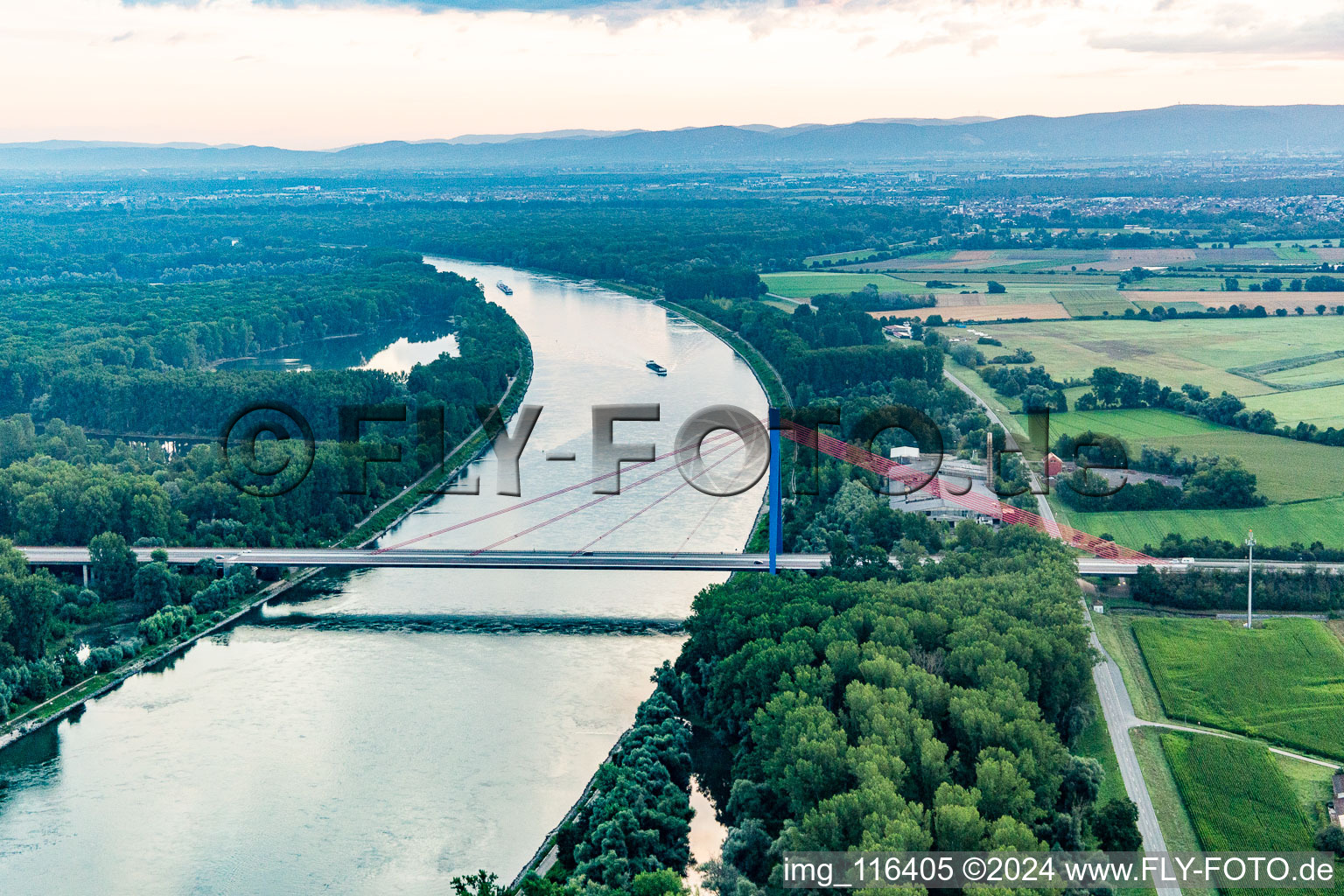 Vue aérienne de Pont de l'autoroute A61 sur le Rhin à Hockenheim dans le département Bade-Wurtemberg, Allemagne