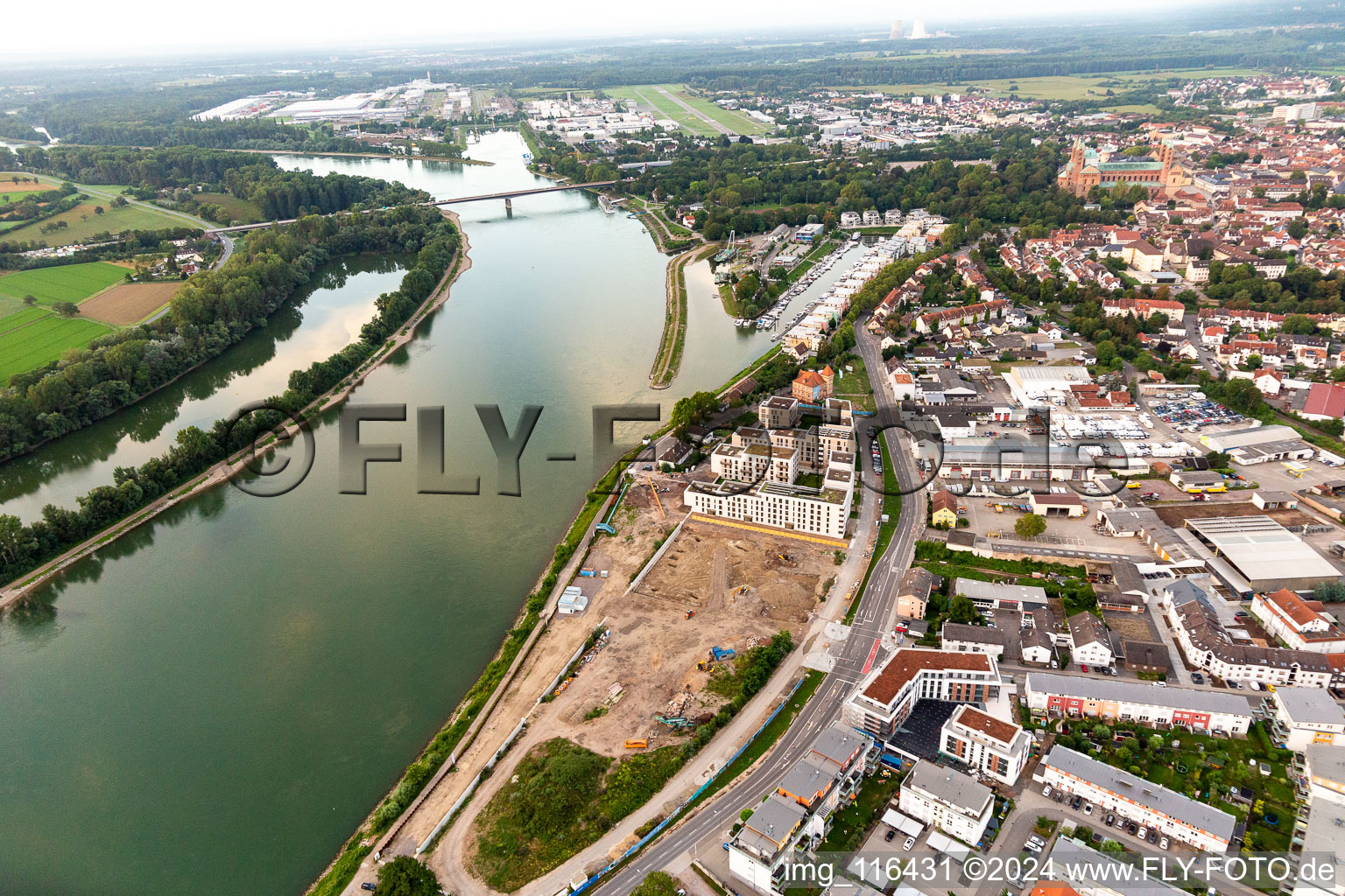 Vue aérienne de Chantier du projet de construction résidentielle de bâtiments résidentiels et commerciaux au bord du Rhin à Spire : Alte Ziegelei / Franz-Kirmeier-Straße à Speyer dans le département Rhénanie-Palatinat, Allemagne