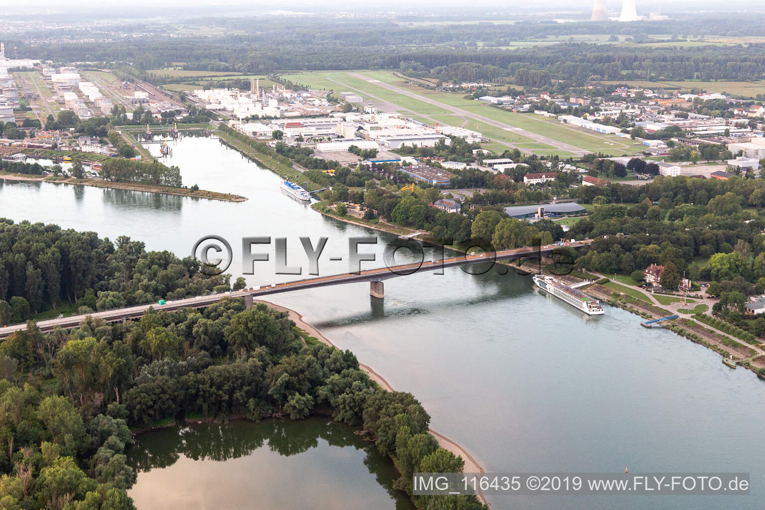 Vue aérienne de Pont fermé sur le Rhin B39 à Speyer dans le département Rhénanie-Palatinat, Allemagne