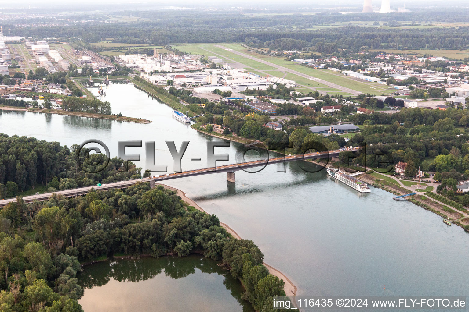 Vue aérienne de Pont fermé sur le Rhin B39 à Speyer dans le département Rhénanie-Palatinat, Allemagne