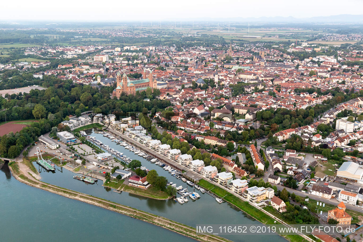 Vue aérienne de Lotissement résidentiel sur la Hafenstrasse en face du port de plaisance avec amarrages pour bateaux de plaisance et postes d'amarrage au bord du vieux port sur le Rhin à Speyer dans le département Rhénanie-Palatinat, Allemagne