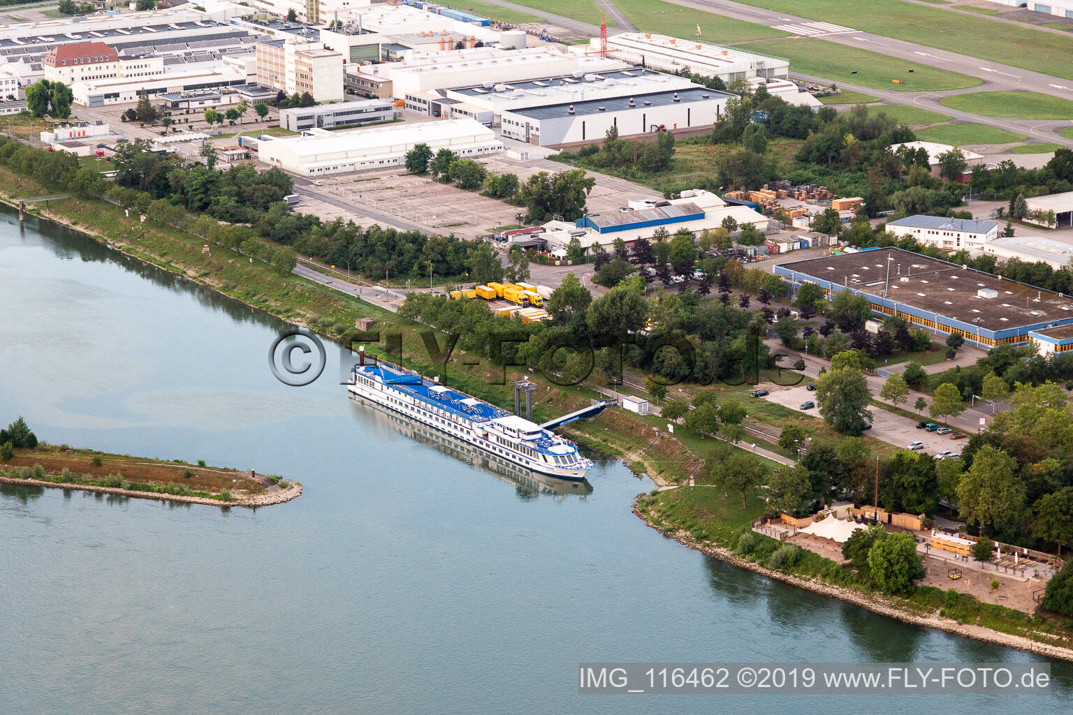 Vue aérienne de Navire à passagers et à passagers au port du Rhin à Speyer dans le département Rhénanie-Palatinat, Allemagne