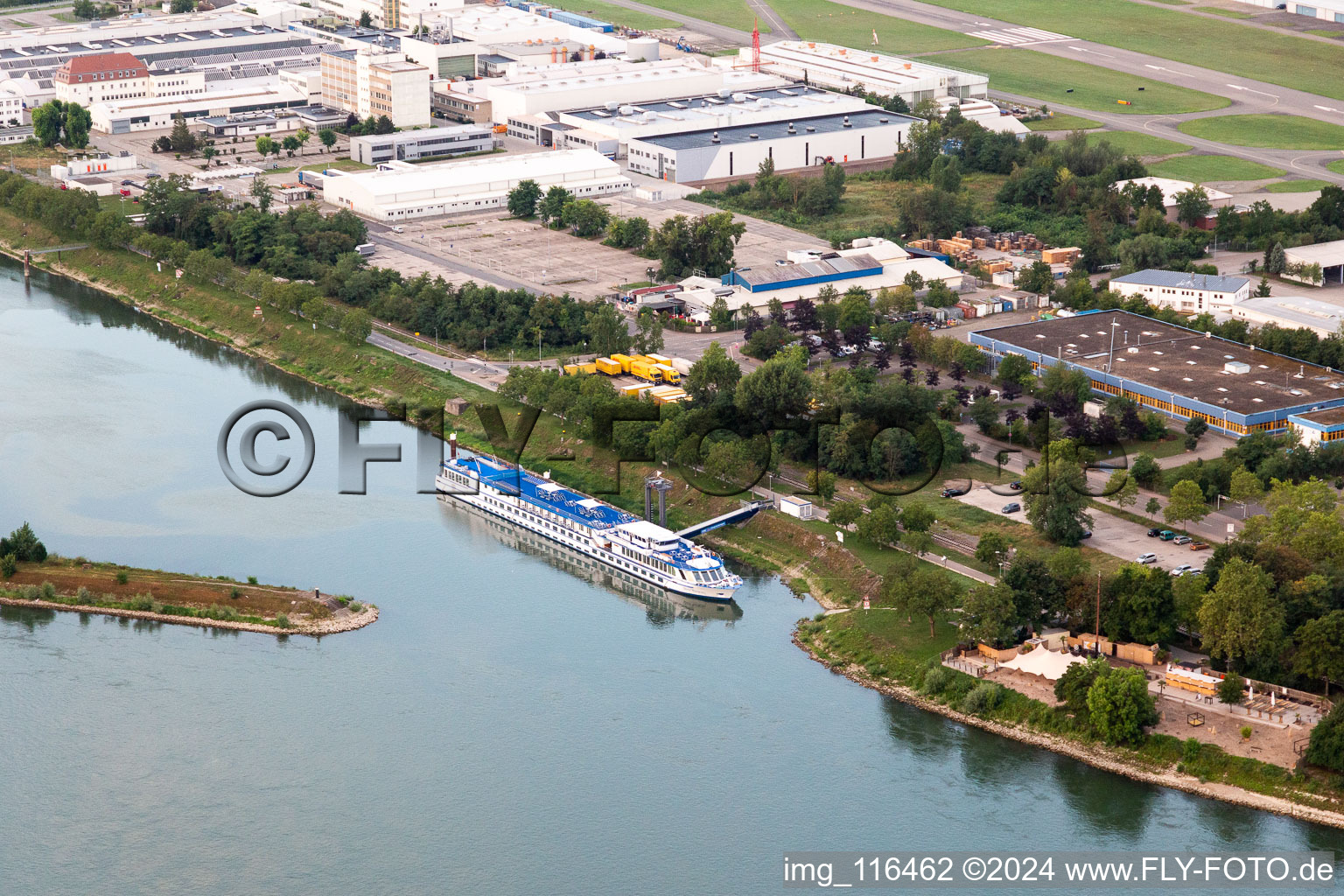 Vue aérienne de Navire à passagers et à passagers au port du Rhin à Speyer dans le département Rhénanie-Palatinat, Allemagne