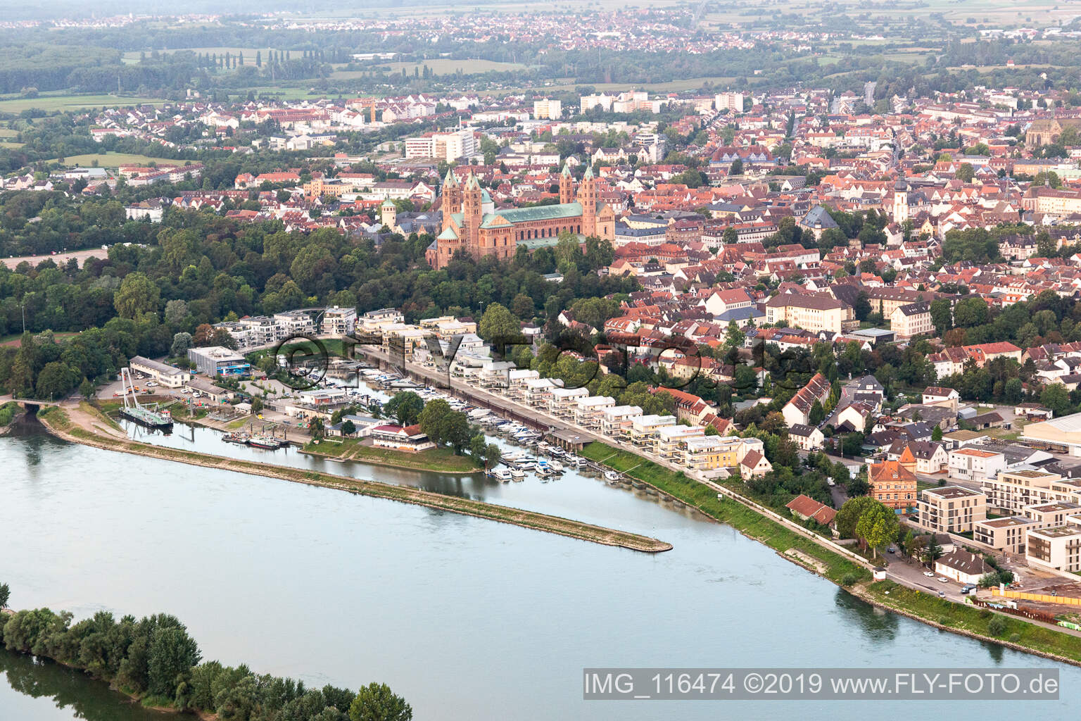 Photographie aérienne de Lotissement résidentiel sur la Hafenstrasse en face du port de plaisance avec amarrages pour bateaux de plaisance et postes d'amarrage au bord du vieux port sur le Rhin à Speyer dans le département Rhénanie-Palatinat, Allemagne