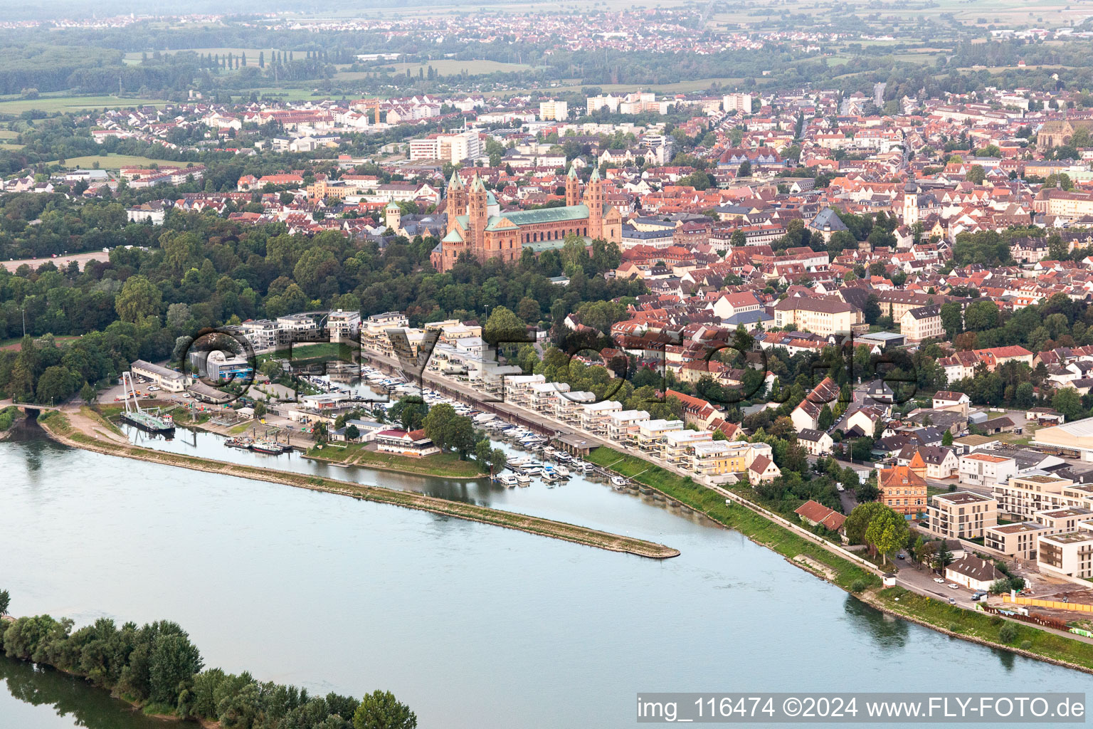 Photographie aérienne de Lotissement résidentiel sur la Hafenstrasse en face du port de plaisance avec amarrages pour bateaux de plaisance et postes d'amarrage au bord du vieux port sur le Rhin à Speyer dans le département Rhénanie-Palatinat, Allemagne