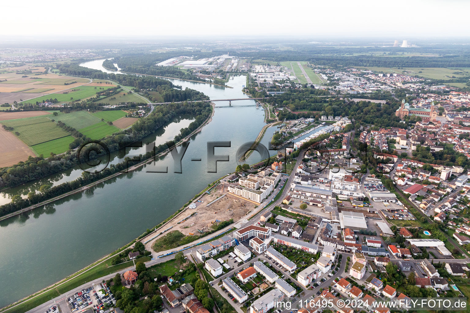 Projet de construction d'habitations au bord du Rhin à Spire : Ancienne briqueterie / Franz-Kirmeier-Straße à Speyer dans le département Rhénanie-Palatinat, Allemagne depuis l'avion