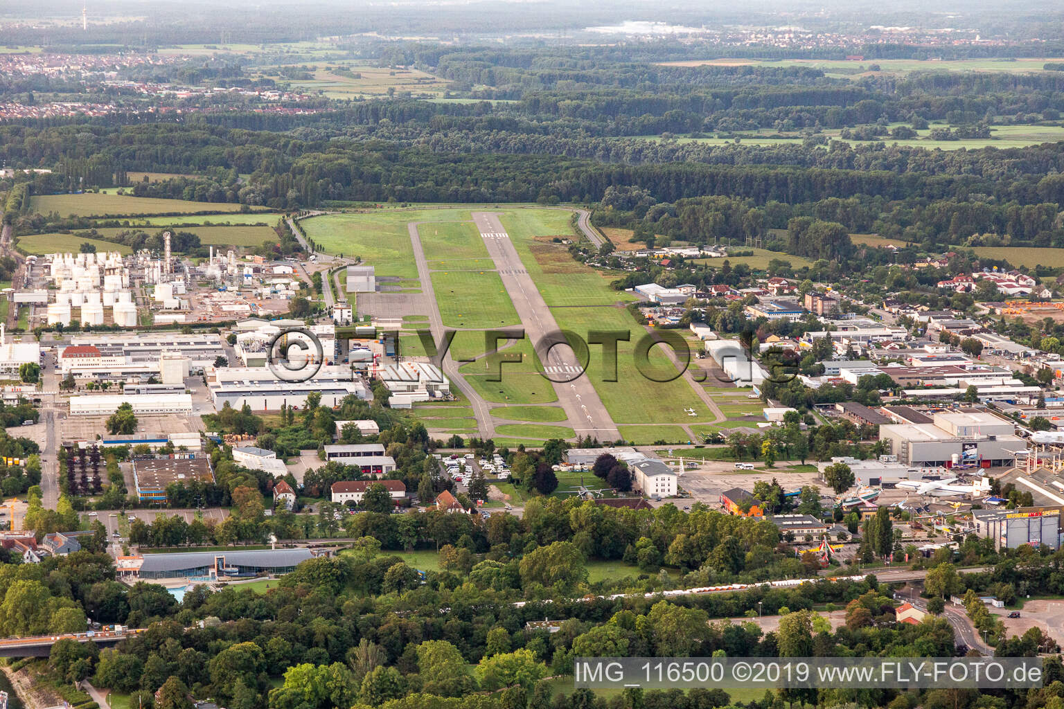 Vue aérienne de Piste avec zone de voie de circulation de l'aéroport Speyer Ludwigshafen GmbH à Speyer dans le département Rhénanie-Palatinat, Allemagne