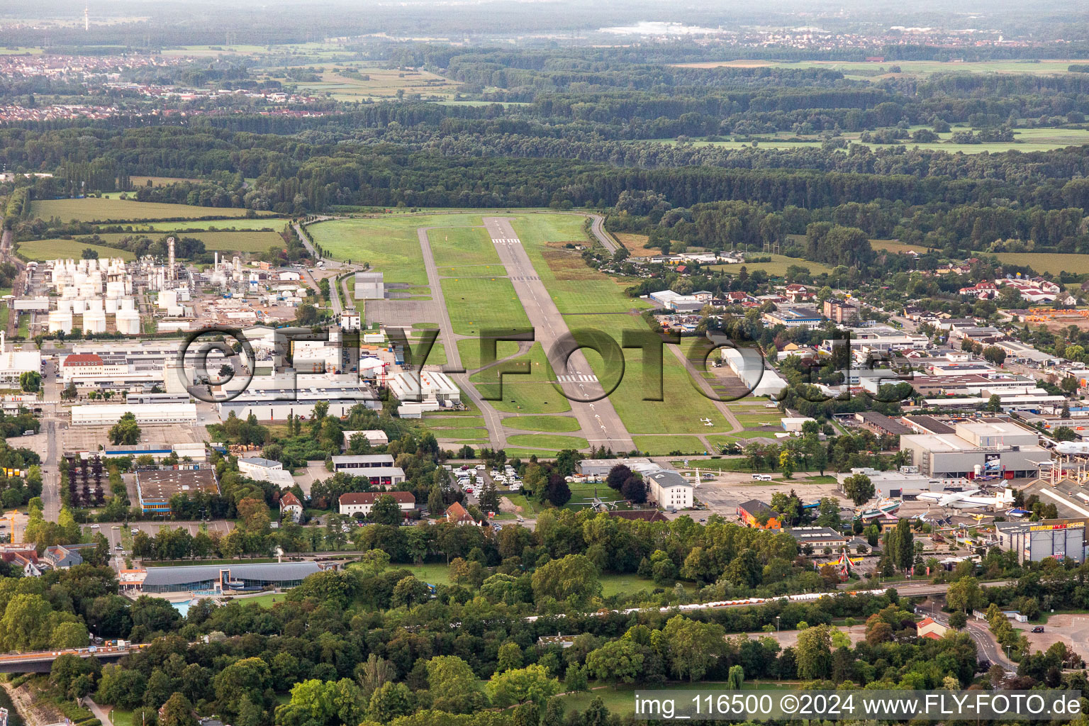 Vue aérienne de Piste avec zone de voie de circulation de l'aéroport Speyer Ludwigshafen GmbH à Speyer dans le département Rhénanie-Palatinat, Allemagne