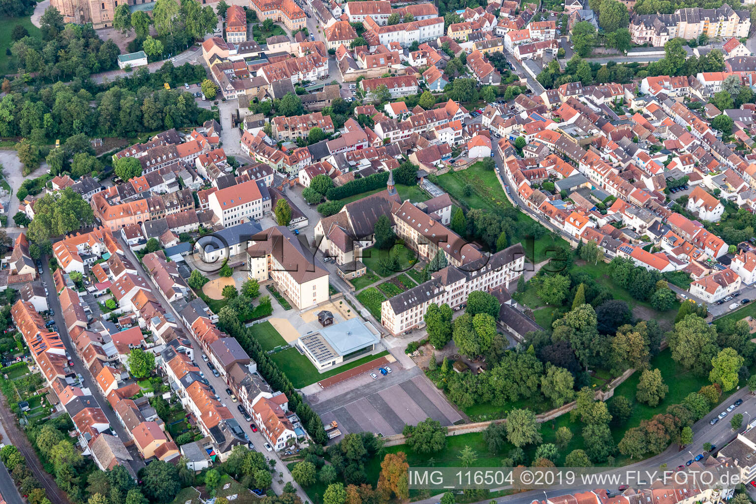 Vue aérienne de Ensemble immobilier du monastère et de l'église monastique de Sainte-Madeleine à Speyer dans le département Rhénanie-Palatinat, Allemagne